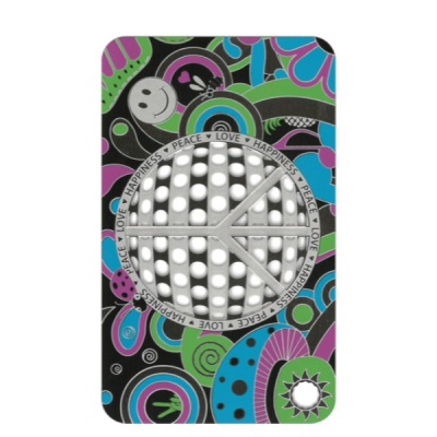 Suporte decorativo com padrão psicadélico colorido e símbolo da paz com palavras PEACE LOVE HAPPINESS