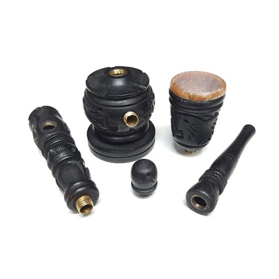 Peças de cachimbo preto em madeira detalhada e componentes metálicos dourados