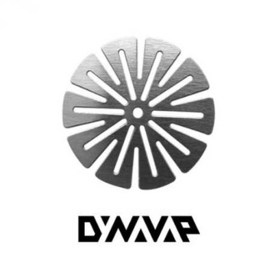 Logótipo circular metálico com o texto DYNAAP em preto