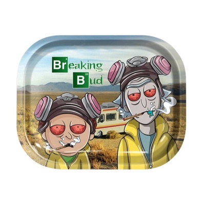 Tabuleiro metálico com desenho de personagens fumadores e texto Breaking Bud