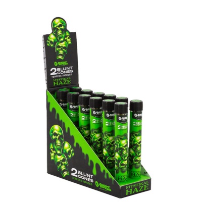 Expositor com tubos verdes e pretos de cones de tabaco com caveiras
