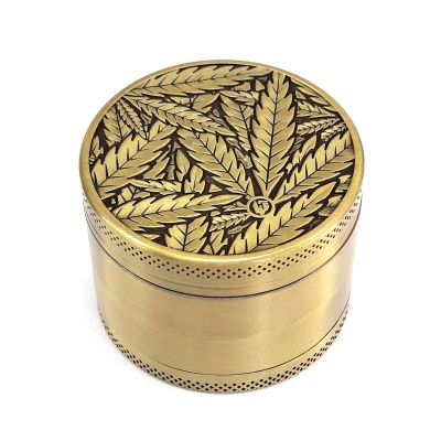 Triturador dourado decorado com folhas em relevo