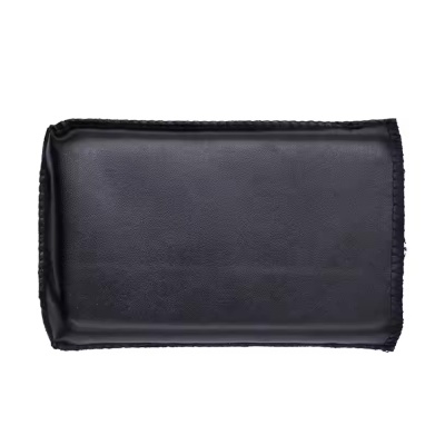 Bolsa retangular preta com costuras reforçadas