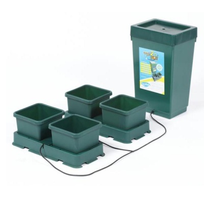 Kit de cultivo com quatro vasos e depósito verde escuro ligados por fios pretos