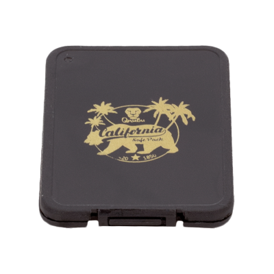 Estojo preto quadrado com impressão amarela California Safe Pack na tampa