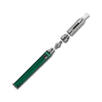 Cigarro eletrónico verde metálico desmontado em quatro partes sobre fundo branco
