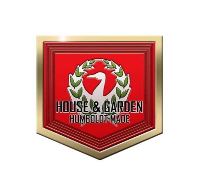 Escudo metálico vermelho e dourado com texto HOUSE & GARDEN HUMBOLDT MADE e cisne branco com folhas verdes.