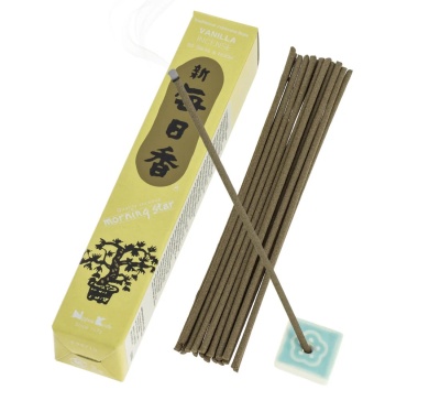 Pacote amarelo de incenso Vanilla com paus de incenso marrons e suporte cerâmico azul