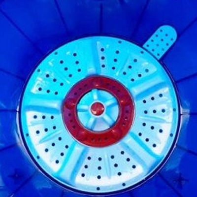Cesto de plástico azul com tampa redonda azul claro e vermelho com furos