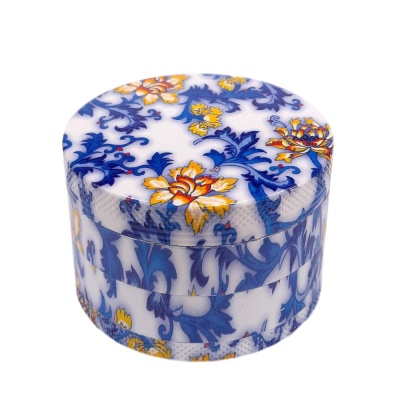Caixa redonda pequena decorada com padrão floral azul e amarelo