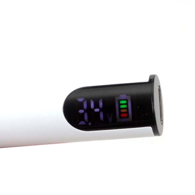 Carregador USB preto com visor digital e leitura da bateria