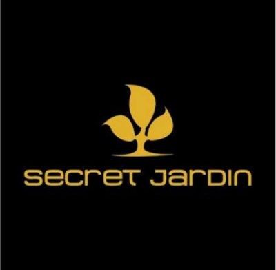 Logótipo Secret Jardin com planta amarela sobre fundo preto