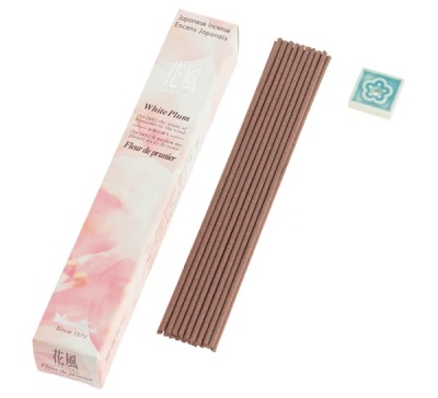 Incensos japoneses White Plum com embalagem rosa, varas de incenso castanhas e suporte cerâmico azul com flor