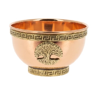 Taça de metal cobre com detalhes dourados e relevo de árvore
