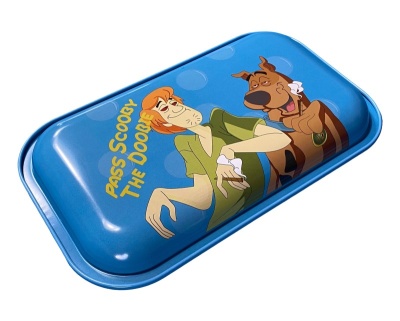 Recipiente de plástico azul com tampa ilustrada com personagens do desenho animado Scooby-Doo