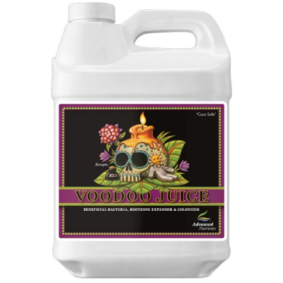 Frasco branco com etiqueta colorida de produto Voodoo Juice para jardinagem
