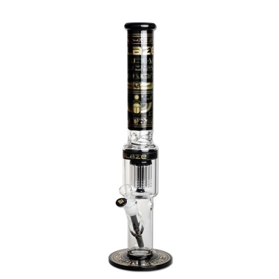 bong de vidro transparente com detalhes decorativos pretos e dourados
