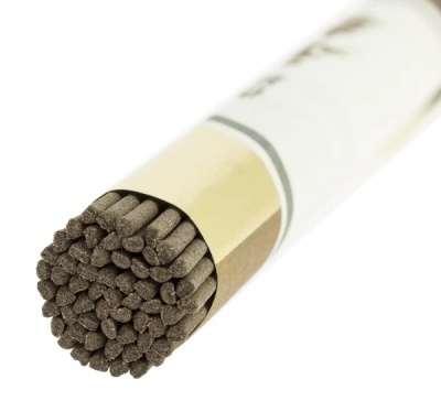 Conjunto de varetas de incenso castanhas com invólucro branco e dourado