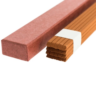 Palitos de incenso castanhos com caixa cor-de-rosa sobre fundo branco
