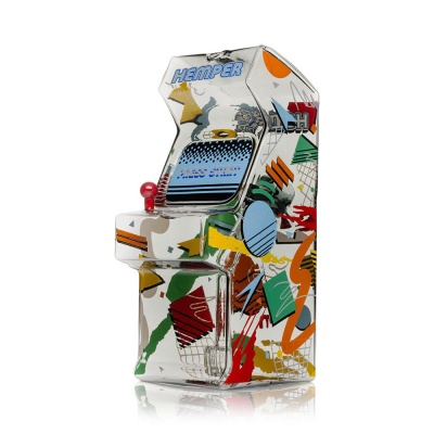 Mini consola arcade decorativa em vidro transparente com desenhos geométricos coloridos