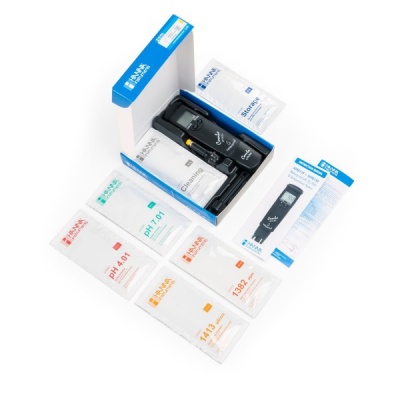 Kit medidor digital negro HANNA com soluções tampão e instruções em fundo branco