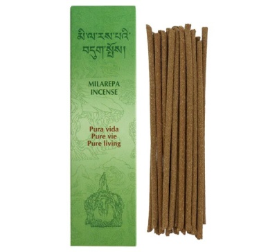 Caixa verde de incenso MILAREPA INCENSE com texto em várias línguas ao lado de paus de incenso castanhos