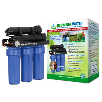 Sistema de tratamento de água Growmax Water com três filtros azuis e manómetro junto à embalagem com texto