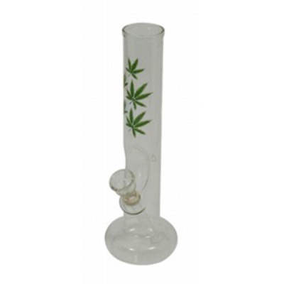 Cachimbo de água transparente com folhas de cânhamo verdes