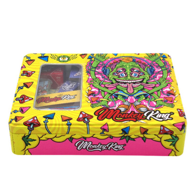 Caixa metálica colorida com personagem e texto Monkey King