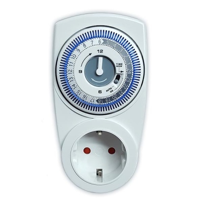 Temporizador elétrico branco com mostrador circular e tomada tipo europeu