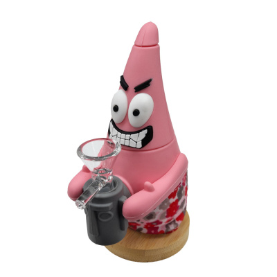 Personagem cor-de-rosa segurando funil de vidro e base de madeira