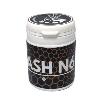 Frasco branco com rótulo preto com padrão de colmeia e texto hash n6.