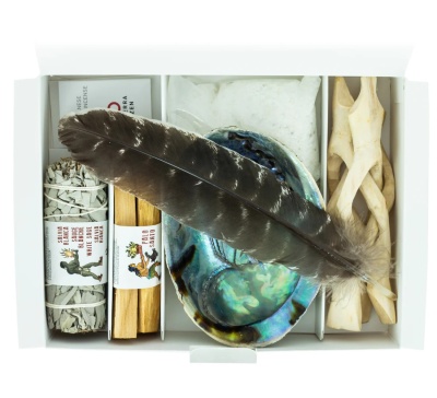 Conjunto de incenso com salvia branca, pau santo, concha, pena e madeira num estojo branco