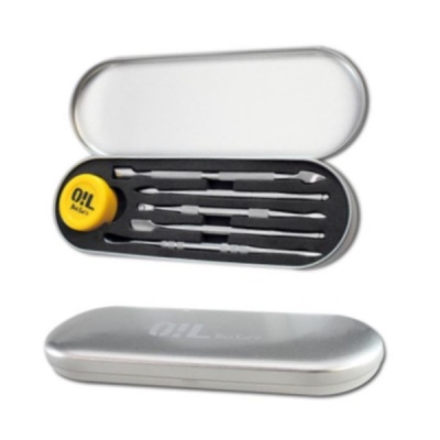 Conjunto de ferramentas OIL DESIGN numa caixa metálica cinza aberta.