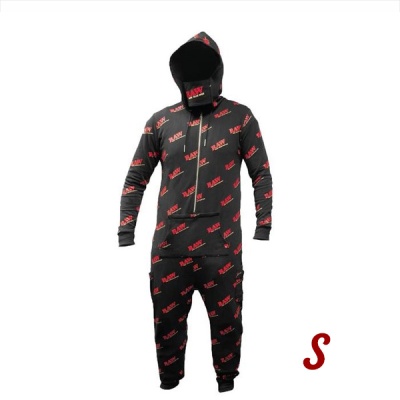 Macacão preto com capuz e padrão vermelho BLAME, fecho de correr frontal, fundo branco.