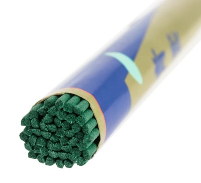 Pacote azul e bege com varetas verdes, possivelmente incenso, em fundo branco