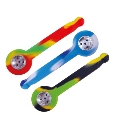 Três cachimbos coloridos de silicone com pratos de metal em fundo branco