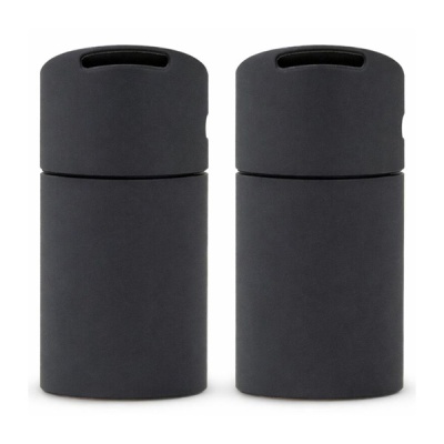 Dois frascos cilíndricos pretos com tampa superior em fundo branco