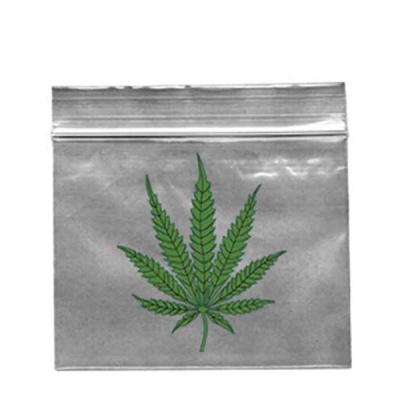 Saco plástico transparente com imagem de folha verde de cannabis