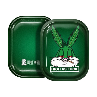Duas tabuinhas metálicas verdes, uma com desenho de coelho estilizado e texto HIGH AS FUCK, outra com logo TEDDY MONTA LIMITED EDIT.