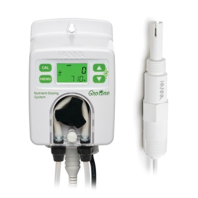 Sistema de dosagem de nutrientes branco com visor digital e sensor cylindrical branco da marca Hanna