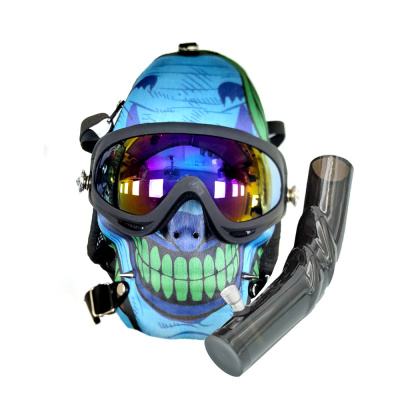 Máscara azul e verde com rosto sorridente, óculos de proteção refletivos e acessório preto translúcido