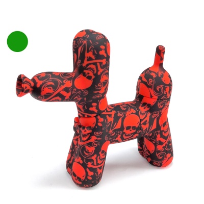 Figura decorativa em forma de cão com padrão de caveiras vermelhas e pretas