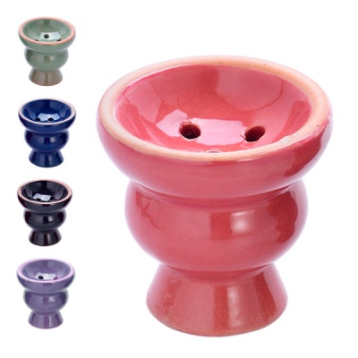 Conjunto de taças cerâmicas coloridas com orifícios