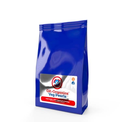 Saco azul com etiqueta branca e vermelho de fertilizante orgânico GK-Organics Veg Pearls