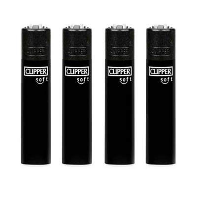 Quatro isqueiros pretos Clipper soft em linha sobre fundo branco.