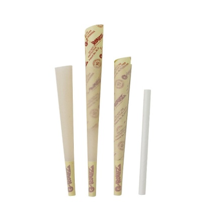 Cones de papel com e sem impressão dispostos verticalmente