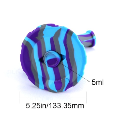 Tubo de silicone com riscas azuis, cinzentas e roxas com marcações 5ml e 5.25in/133.35mm