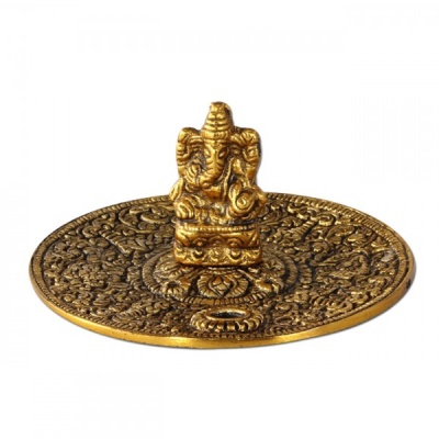 Estátua dourada de Ganesha sobre base redonda ornamentada