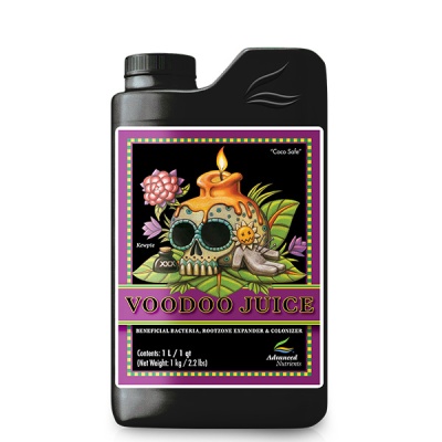 Frasco preto com etiqueta colorida e imagem de crânio com vela e texto VOODOO JUICE